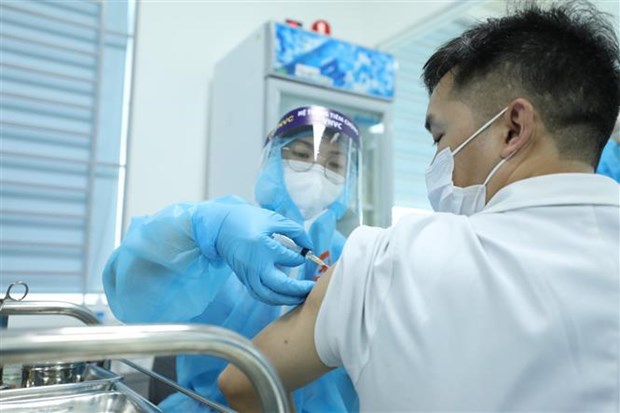 A medical worker at the National Hospital for Tropical Diseases gets an AstraZeneca shot. (Photo: VNA)