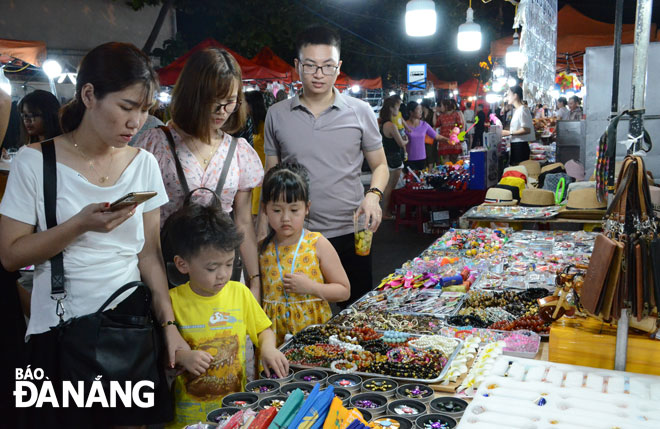 Chương trình “Danang by night” hứa hẹn sẽ kích cầu phục hồi du lịch Đà Nẵng trong thời gian tới.  Trong ảnh: Du khách tham quan, mua sắm tại chợ đêm Sơn Trà. (Ảnh chụp tháng 6-2020)Ảnh: THU HÀ