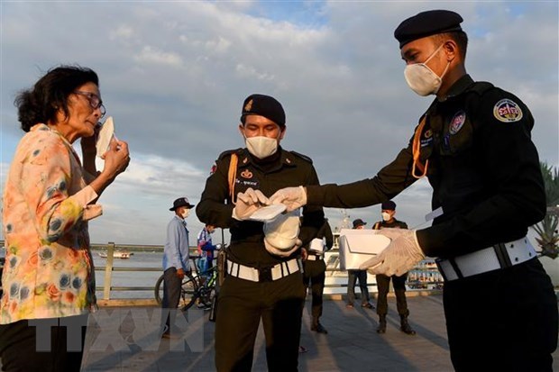 Free masks are given to residents in Phnom Penh, Cambodia (Photo: AFP) 