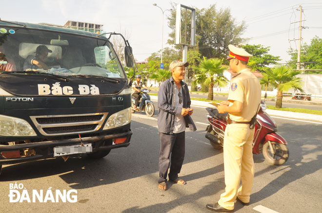 Công an quận Sơn Trà tuần tra kiểm soát nhằm bảo đảm an toàn giao thông trên địa bàn.  Ảnh: THÀNH LÂN