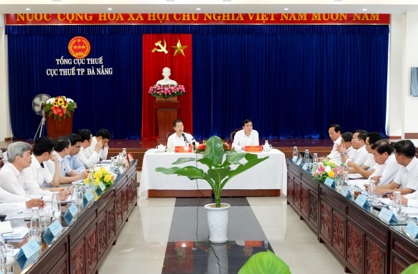 Da Nang Party Committee Secretary Nguyen Van Quang and municipal People’s Committee Chairman Le Trung Chinh (centre) in a recent meeting with leaders of the Da Nang Taxation Department