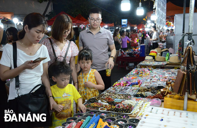 ‘Da Nang by night’ is promised to stimulate travel demand for the sake of the local tourism recoveryin the coming time. The photo was taken at the Son Tra night market on June 2020.