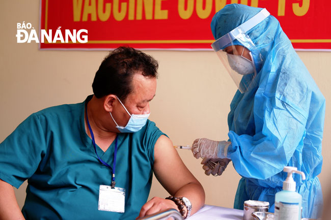 Bác sĩ Lê Thành Phúc, Giám đốc Bệnh viện Phổi Đà Nẵng tiêm mũi vắc-xin ngừa Covid-19 đầu tiên tại Đà Nẵng. Ảnh: PHAN CHUNG