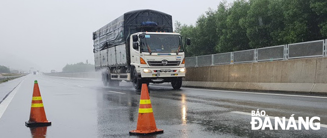 Phương tiện ô tô quá tải lưu thông nhiều trên đường cao tốc Đà Nẵng-Quảng Ngãi. Ảnh: THÀNH LÂN