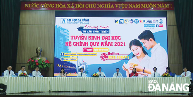Chương trình tư vấn trực tuyến tuyển sinh đại học hệ chính quy của Đại học Đà Nẵng được tổ chức vào sáng 7-3-2021. (Ảnh chụp từ livestream)