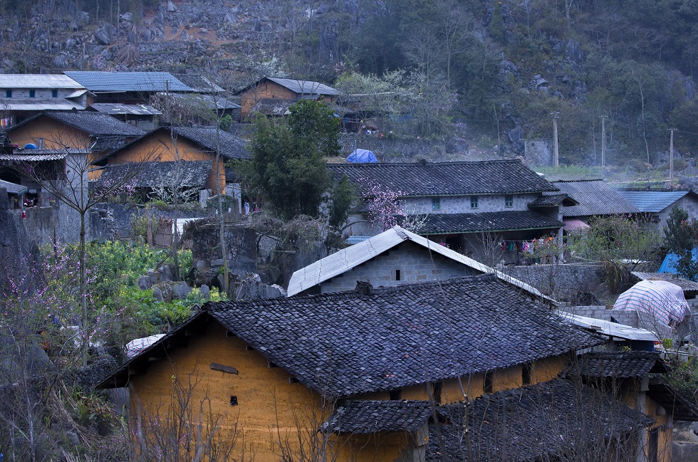 Lao Xa Village is well-known to be a home for typical ‘trinh tuong’ (earthen) houses of Mong ethnic minority group