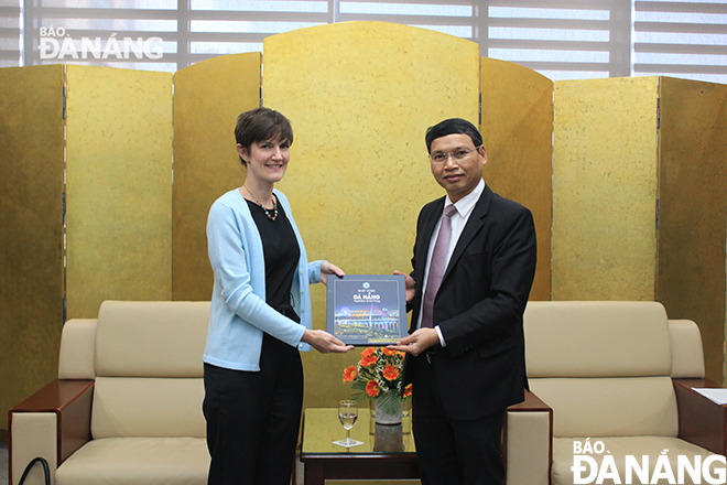 Da Nang People's Committee Vice Chairman Ho Ky Minh (right) presenting a momento to British Consul-General in Ho Chi Minh City Emily Hamblin during the Friday reception
