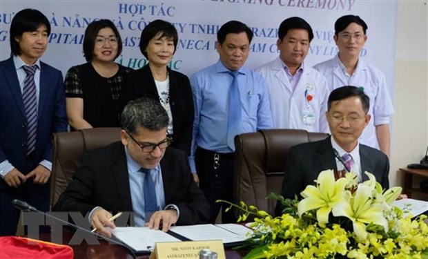 A scene from the Friday signing of the bilateral cooperation agreement between the Da Nang Cancer Hospital and AstraZeneca Viet Nam Co., Ltd.