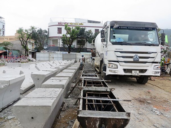 The preparation for assembled reinforced concrete median strips is underway