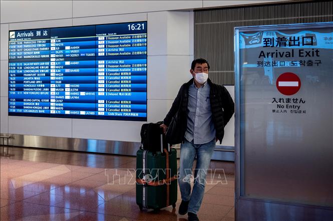 Hành khách tại sân bay Haneda ở Tokyo, Nhật Bản, ngày 27/12/2020. Ảnh: AFP/TTXVN