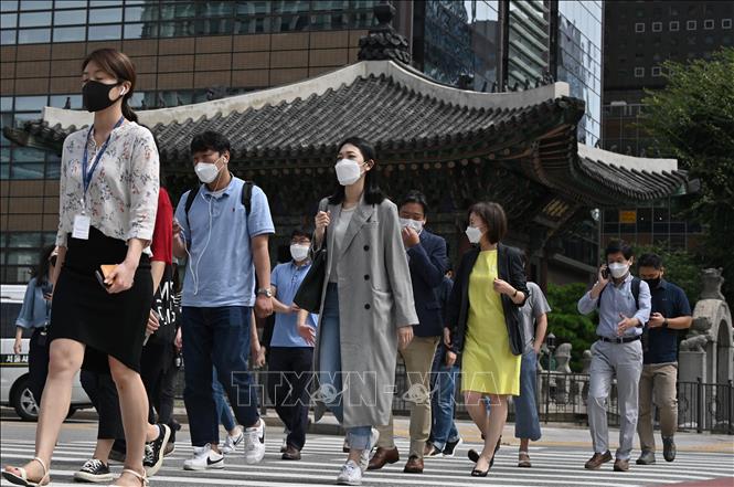 Người dân đeo khẩu trang phòng dịch COVID-19 tại Seoul, Hàn Quốc ngày 11/9/2020. Ảnh: AFP/TTXVN