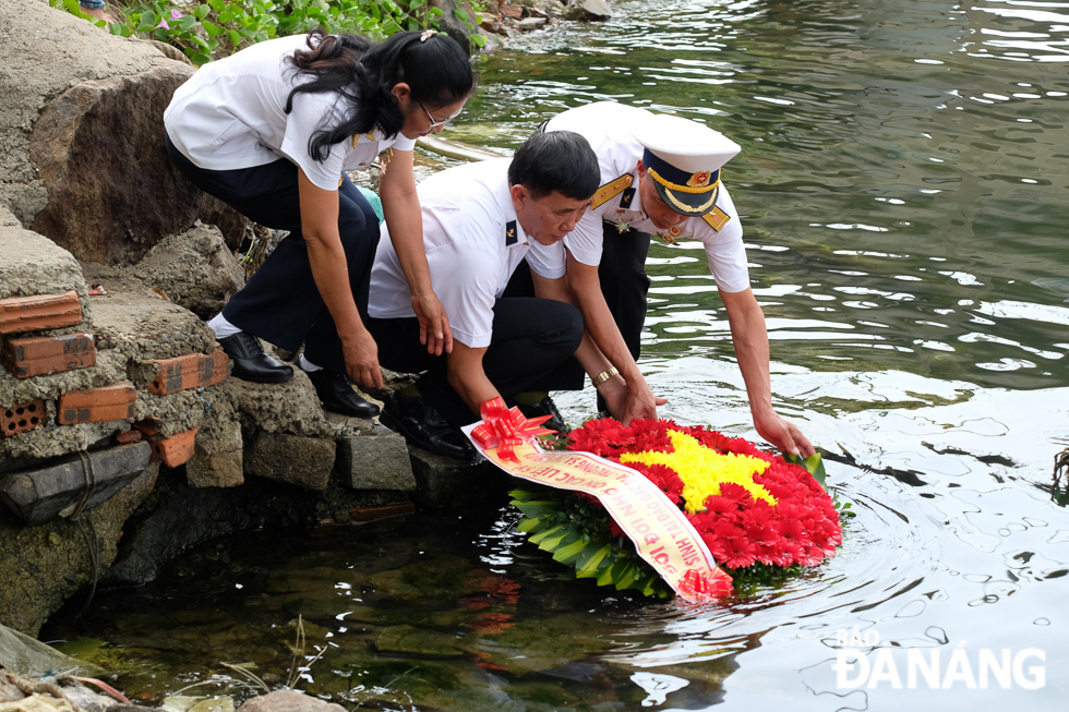 Các cựu binh Trường Sa và thân nhân các liệt sĩ thực hiện nghi lễ thả vòng hoa tưởng nhớ 64 liệt sĩ Gạc Ma đã anh dũng hy sinh. Ảnh: XUÂN SƠN