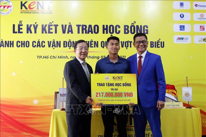 Đại diện VTF, Trường Cao đẳng quốc tế Kent cùng tay vợt Vũ Hà Minh Đức ký kết và trao học bổng toàn phần.