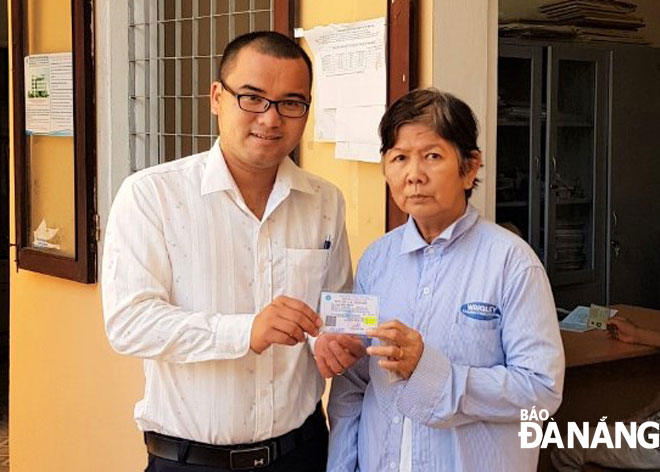 Bí thư Đoàn phường Thạch Thang Nguyễn Văn Xanh (bìa trái) trao tặng thẻ bảo hiểm y tế cho hộ khó khăn. 						                    Ảnh: H.H