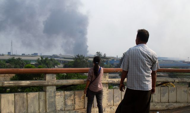 Khói bốc lên từ các đám cháy ở ngoại ô Yangon ngày 14/3. Ảnh: Skynews