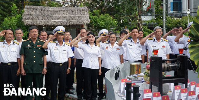 Các cựu binh Trường Sa và thân nhân liệt sĩ dành phút mặc niệm trước anh linh 64 liệt sĩ Gạc Ma. 	                   Ảnh: XUÂN SƠN