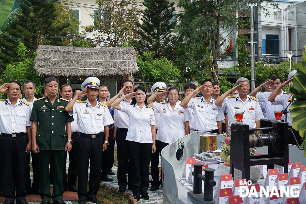 Attending the memorial ceremony were dozens of Truong Sa veterans, representatives of the Naval Engineer Brigade No 83 and the martyrs' relatives in Da Nang. Immediately after the flag-raising ceremony, the attendees observed a one-minute silence to pay their respect to the martyrs.