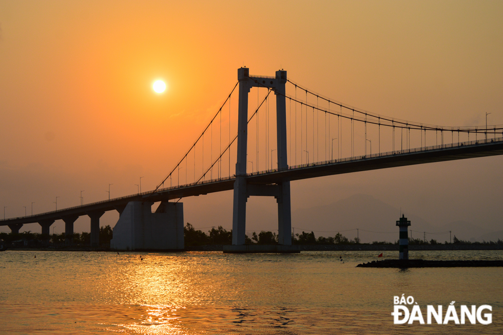 Starting from 5pm, the Da Nang Bay and the Thuan Phuoc Suspension Bridge look like being gilded by the setting sun