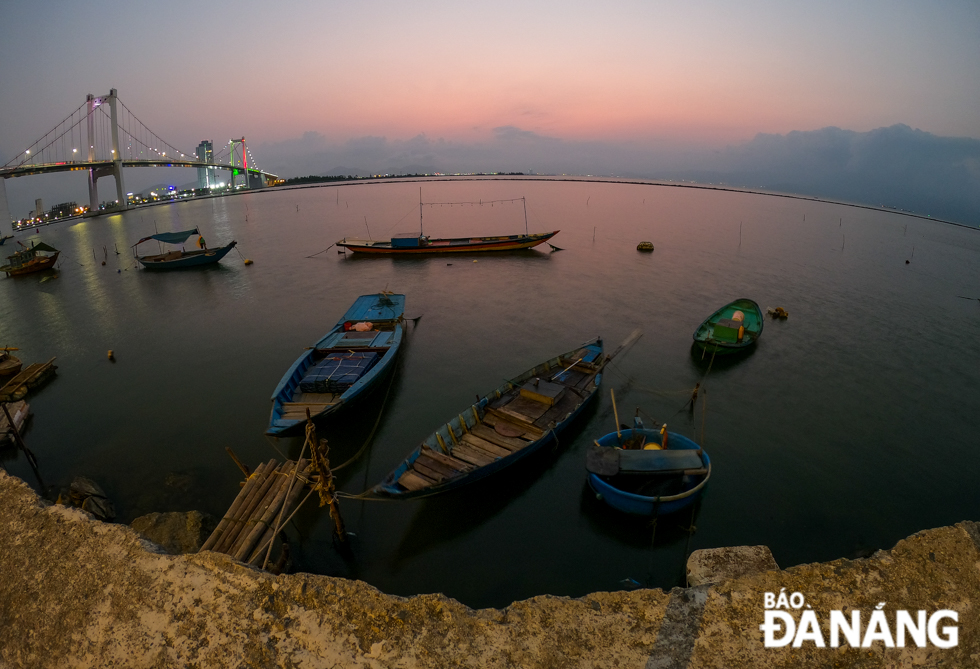 The Da Nang Bay is also an anchorage location for many small-capacity fishing vessels and coracles.