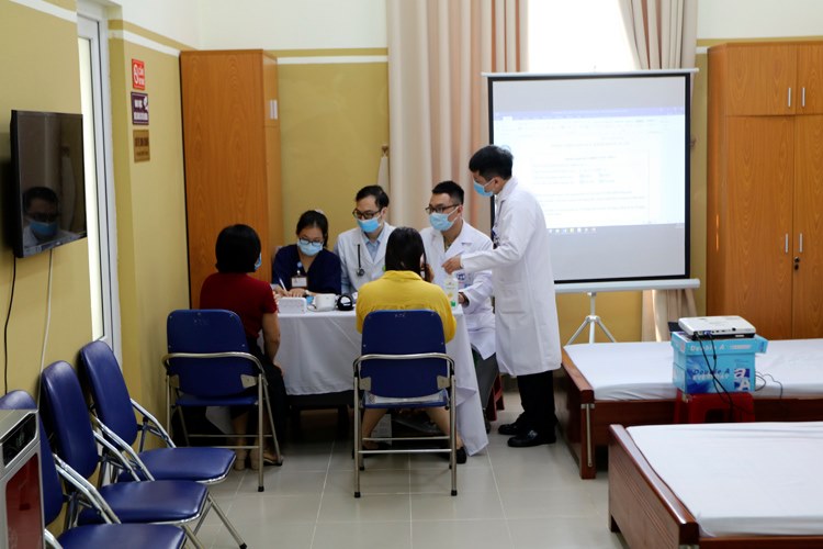 Các tình nguyện viên tham gia tiêm thử nghiệm vaccine COVIVAC. 