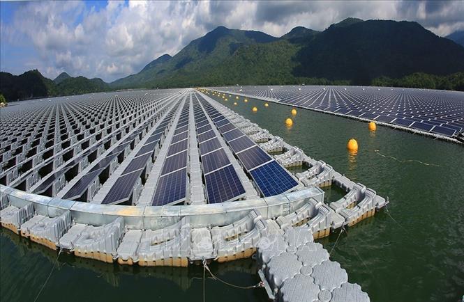  Hệ thống pin nhà máy điện mặt trời trên hồ thủy điện Đa Mi. Ảnh minh họa: Ngọc Hà/TTXVN