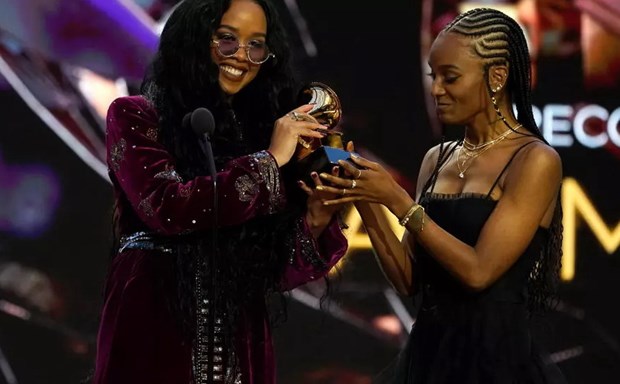 H.E.R (trái) và Tiara Thomas nhận giải Bài hát của năm cho I Cant Breathe tại Lễ trao giải Grammy lần thứ 63. (Nguồn: AP)