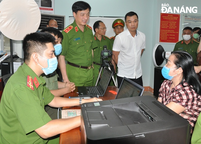 Trung tướng Nguyễn Duy Ngọc (thứ 3 từ trái sang) kiểm tra việc thu nhận hồ sơ cấp căn cước công dân gắn chip điện tử tại Trung tâm hành chính quận Thanh Khê. Ảnh: L.HÙNG