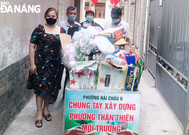 Đại diện các hội đoàn thể thu gom rác tài nguyên tại khu dân cư ở phường Hải Châu 2, quận Hải Châu. Ảnh: H.H