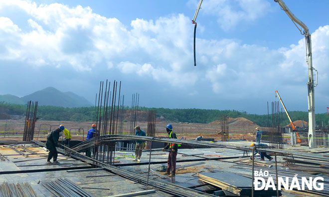 Many investors are actively looking for investment opportunities in the industrial real estate market. Workers are pictured constructing infrastructure in the concentrated Da Nang IT Park.