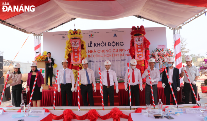 Da Nang Party Committee Secretary Nguyen Van Quang (5th, left), municipal People's Council Vice Chairman Le Minh Trung (4th, left) and municipal People's Committee Vice Chairman Le Quang Nam (3rd, left) attending the groundbreaking ceremony of the FPT Plaza 2 apartment building project on Tuesday