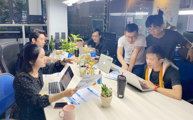 Da Nang is now home to many tech companies, which is considered to be an important factor in promoting digital transformation. In picture: Employees from the Son Tra District-based Enouvo Information Technology Development Co., Ltd