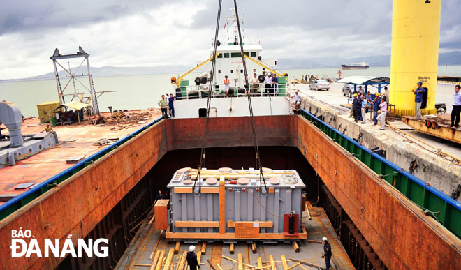 Khi cước vận tải biển tăng cao, doanh nghiệp đã chủ động tìm nguồn hàng trong nước.  TRONG ẢNH: Vận chuyển hàng hóa tại cảng Đà Nẵng. Ảnh: P.V	