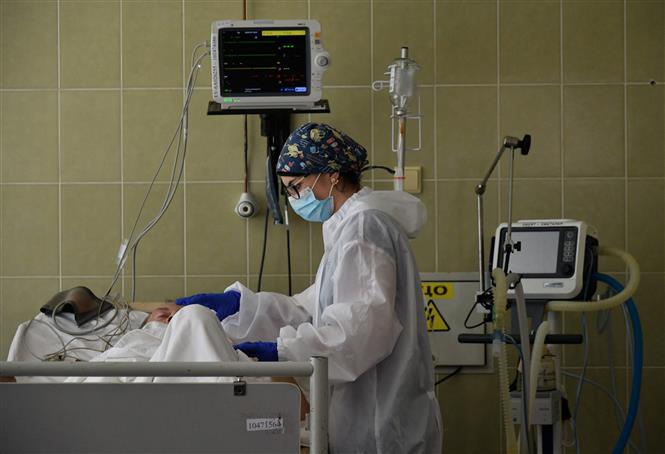 Nhân viên y tế chăm sóc bệnh nhân COVID-19 tại một bệnh viện ở Lviv, Ukraine ngày 30/6/2020. Ảnh: AFP/TTXVN