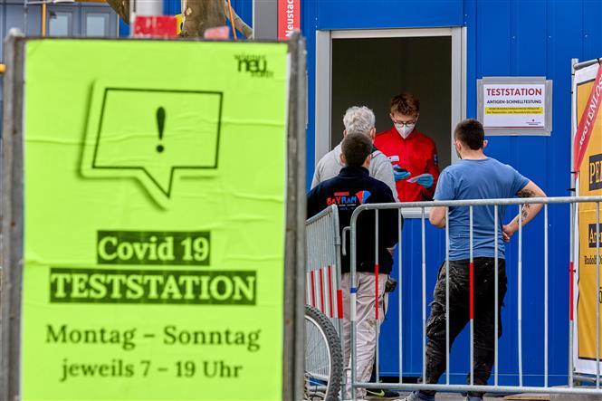 Người dân xếp hàng tại điểm xét nghiệm COVID-19 ở Vienna, Áo, ngày 13/3/2021. Ảnh: THX/ TTXVN