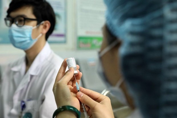 A frontline worker gets the COVID-19 shot. (Photo: VNA)