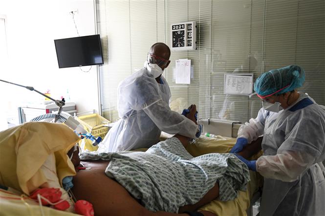 Nhân viên y tế điều trị cho bệnh nhân COVID-19 tại một bệnh viện ở Boulogne-Billancourt, Pháp ngày 8/3/2021. Ảnh: AFP/TTXVN