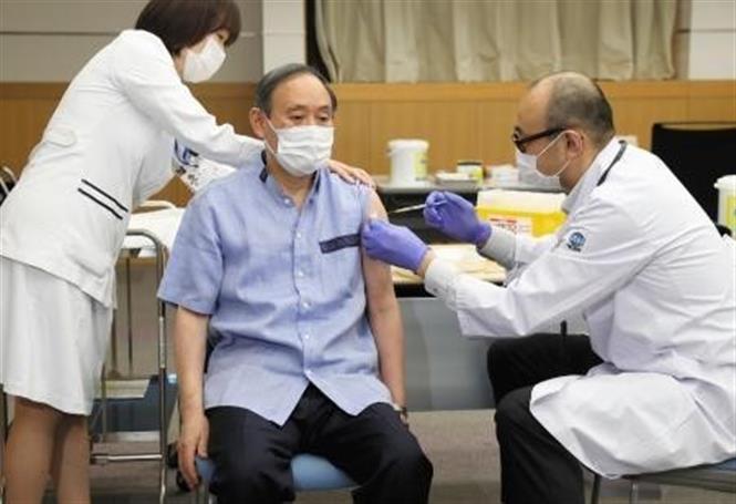 Thủ tướng Nhật Bản Suga Yoshihide (giữa) được tiêm vaccine ngừa COVID-19 tại thủ đô Tokyo ngày 16/3/2021. Ảnh: Kyodo/TTXVN