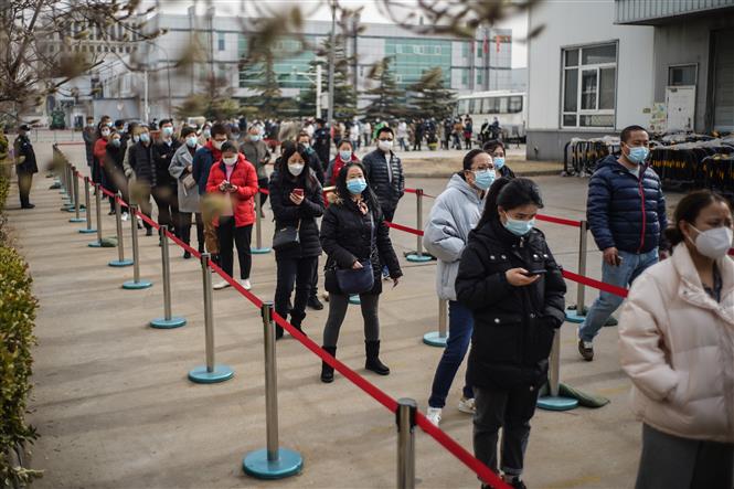 Người dân xếp hàng chờ tiêm vaccine phòng COVID-19 tại Bắc Kinh, Trung Quốc, ngày 21/2/2021. Ảnh: THX/TTXVN