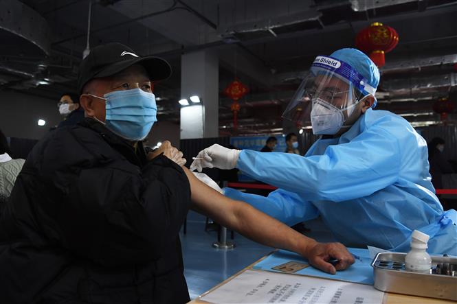 Nhân viên y tế tiêm vaccine phòng COVID-19 cho người dân tại Bắc Kinh, Trung Quốc, ngày 14/3/2021. Ảnh: THX/TTXVN