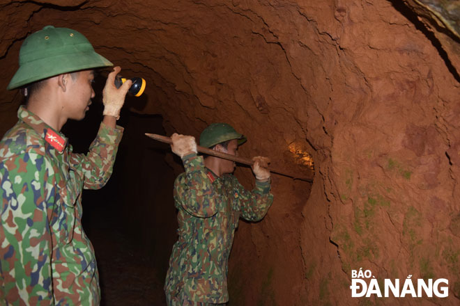 Các chiến sĩ Bộ Chỉ huy Quân sự thành phố đang thực hiện biện pháp đặt thuốc nổ để đánh sập hầm khai thác vàng trái phép tại khu vực Khe Đương, xã Hòa Bắc. Ảnh: HOÀNG HIỆP	