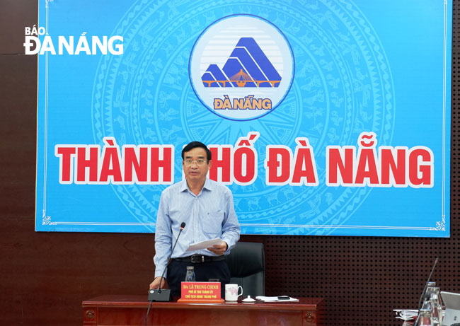 Da Nang People's Committee Chairman Le Trung Chinh making reports at the Wednesday teleconference on Da Nang’s COVID-19 prevention and control over recent times at the