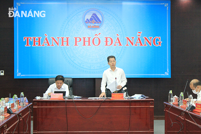Municipal Party Committee Secretary Nguyen Van Quang delivering his instructions at the Wednesday meeting for the 2021 performance of the Da Nang Department of Science and Technology