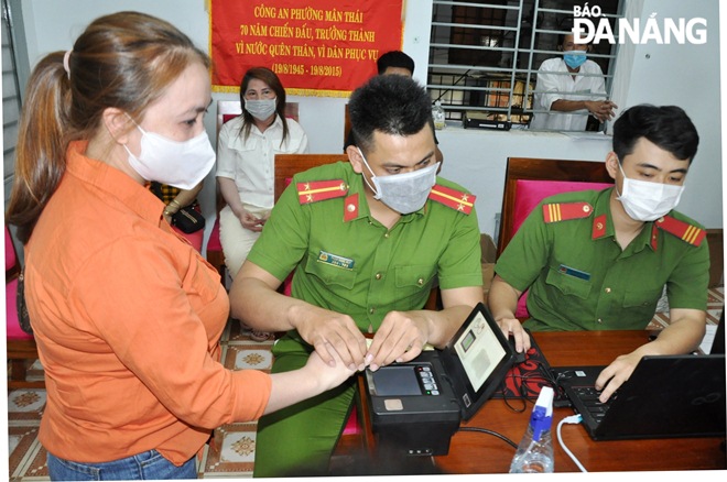 Once taking photos done, people have their fingerprint samples taken. Taking pictures and taking fingerprint samples normally take only 2-3 minutes. However, taking fingerprint samples of the senior people requires a longer time as theirs are blurred. In the photo, Man Thai Ward police in Son Tra District are seen taking fingerprint samples of citizens on Wednesday evening