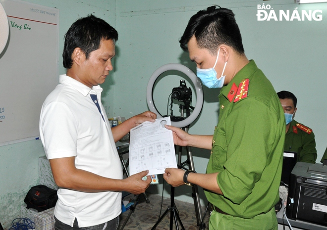 After completing the procedures, police officers give printed information sheets for people to sign for certification.