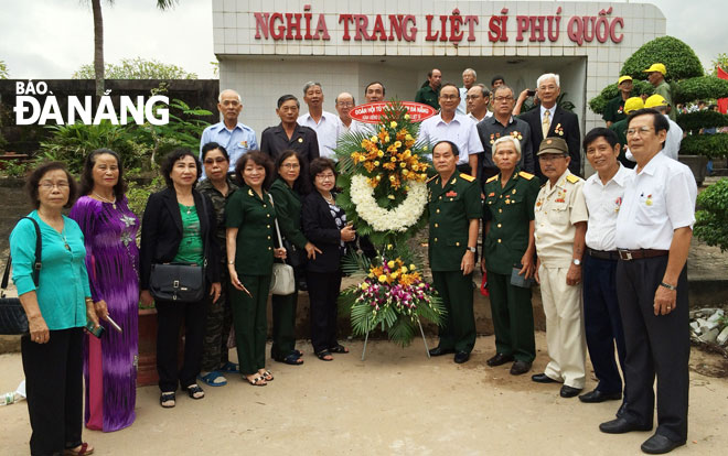 Cán bộ, hội viên Hội Tù yêu nước thành phố đặt vòng hoa tại Nghĩa trang liệt sĩ Phú Quốc trong chuyến thăm nhà tù Phú Quốc vào năm 2019.Ảnh: LÊ VĂN THƠM	