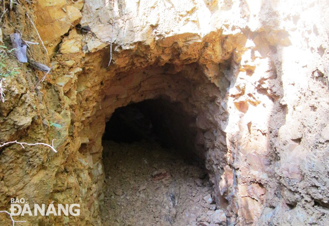 Một hầm khai thác vàng trái phép tại khu vực rừng Cà Nhông. Ảnh: HOÀNG HIỆP