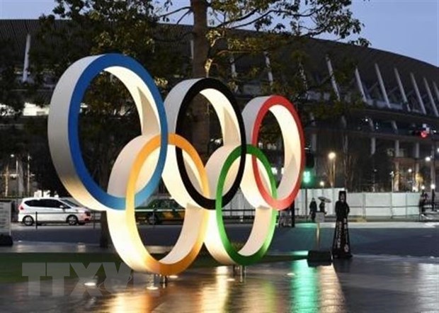 Vòng tròn Olympic được trưng bày tại sân vận động Quốc gia Tokyo, Nhật Bản. (Ảnh: Kyodo/TTXVN)