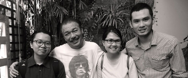 Đạo diễn Lan Nguyên và nhạc sĩ Trần Tiến (từ trái qua) và ekip làm phim. (Ảnh do nhân vật cung cấp)