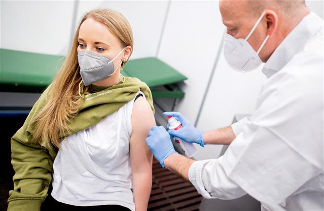 Tiêm vaccine phòng COVID-19 của AstraZeneca cho người dân tại Bremen, Đức ngày 26/2/2021. Ảnh: AFP/TTXVN