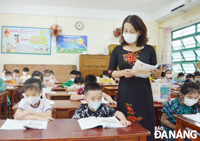 Tiết học môn Toán do cô giáo Trần Thị Bích Lan (Trường Tiểu học Núi Thành, quận Hải Châu) giảng dạy. 					 	  	Ảnh: NGỌC PHÚ